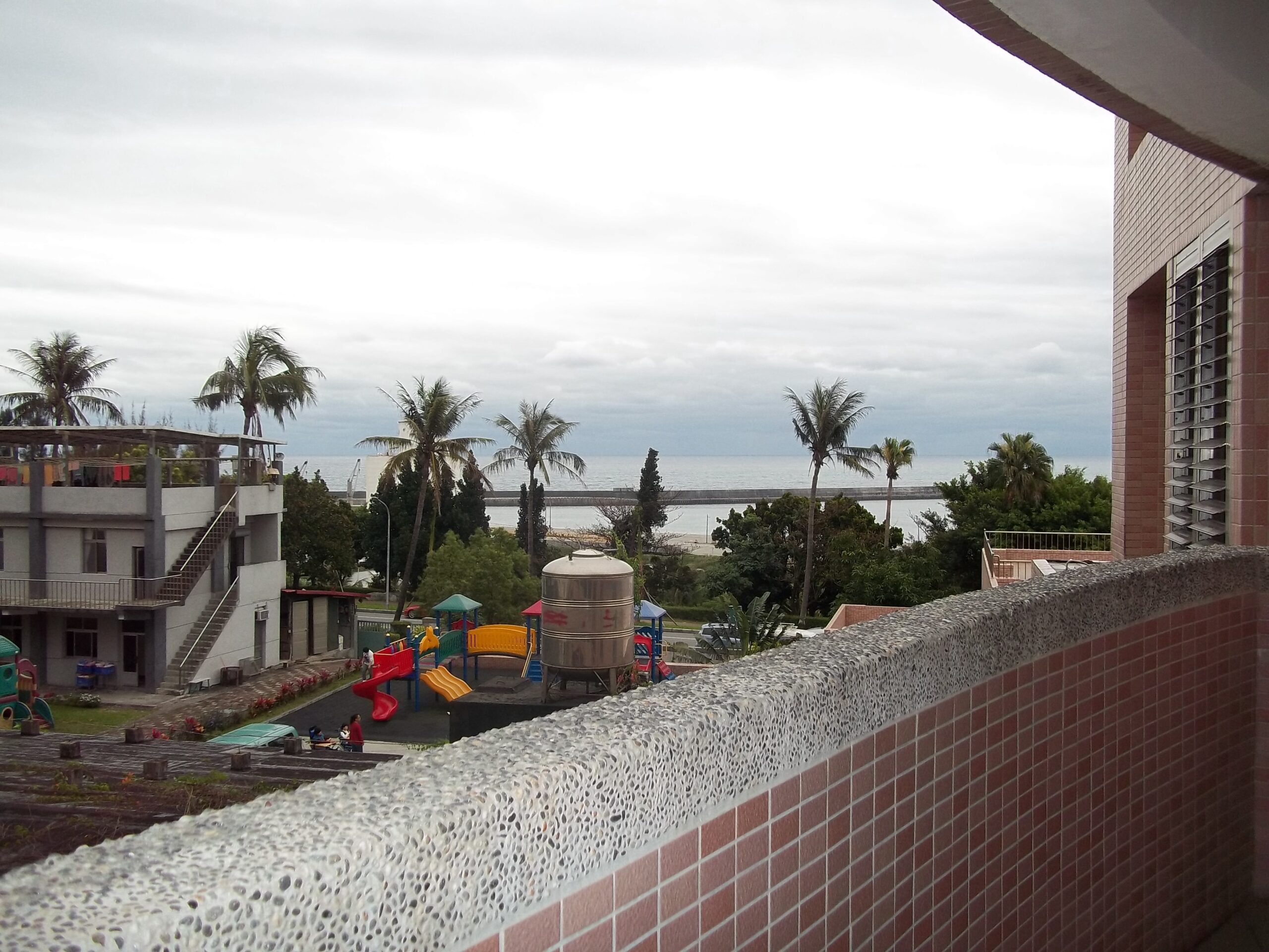 Aussicht von einem Balkon Bethesdas auf das Meer, den Spielplatz und das Waschhaus.