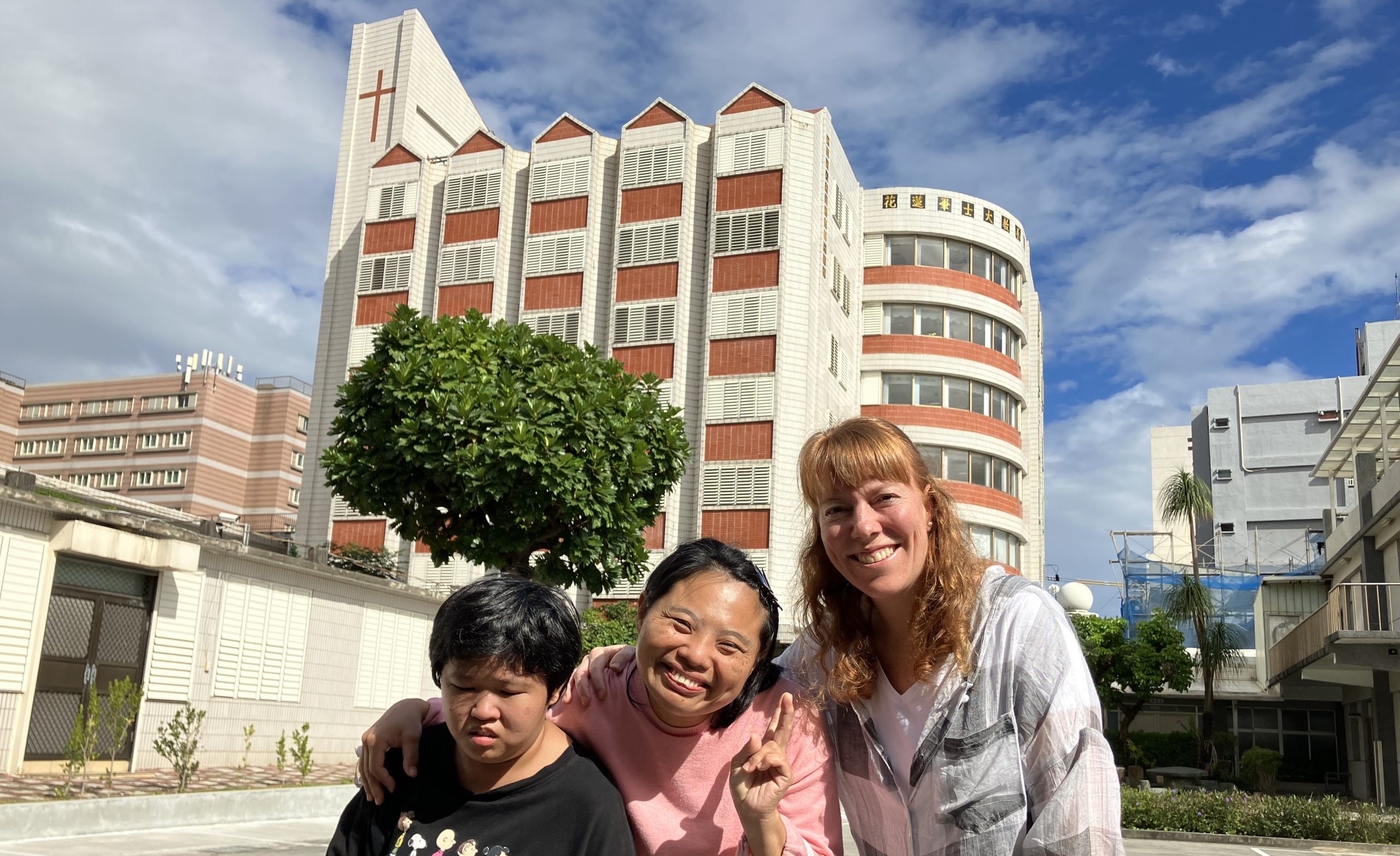 Missionarin Mirjam Wentland und zwei taiwanische Frauen stehen vor dem Haus der Freude von Bethesda.