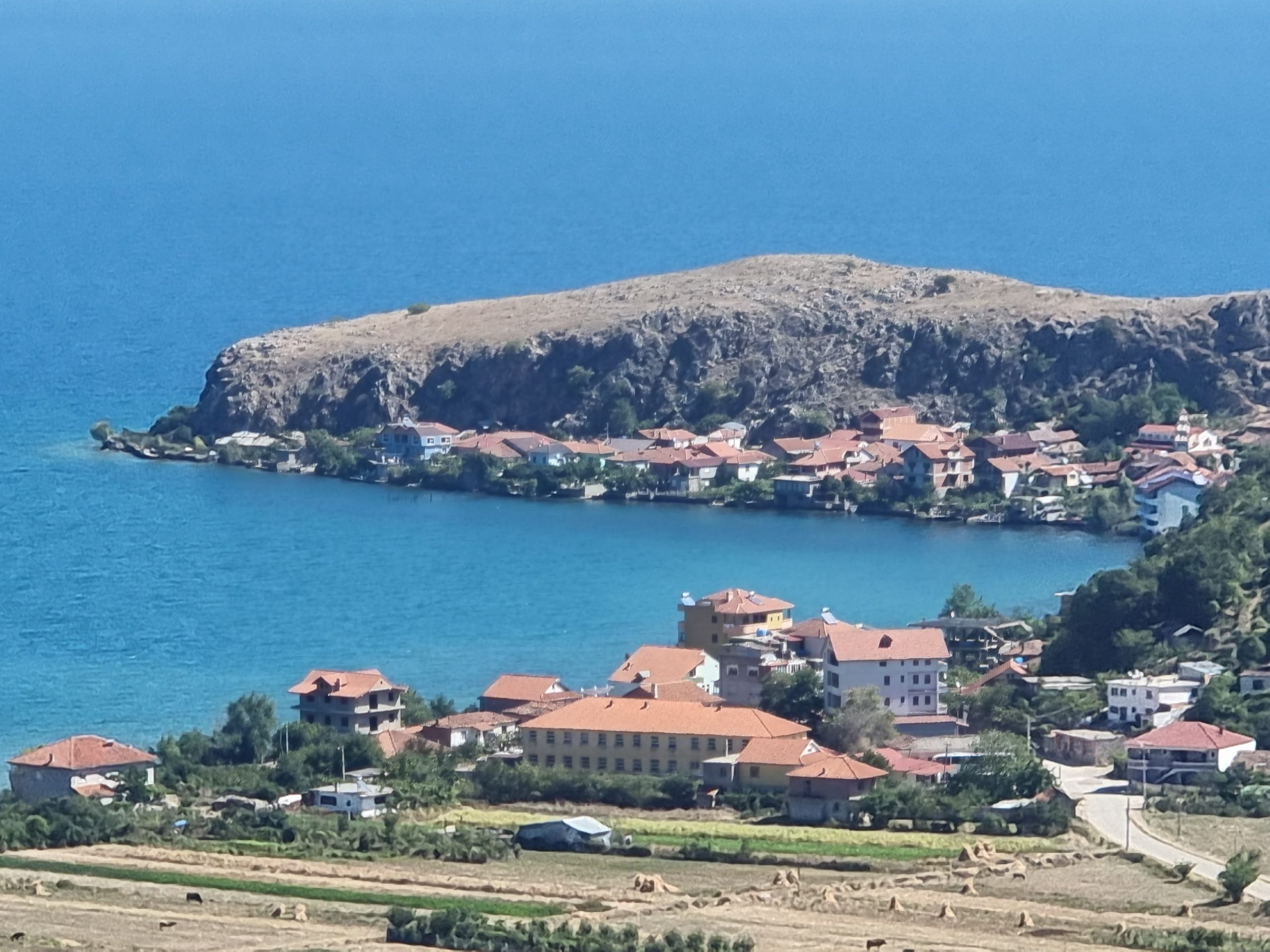 Blick auf den Ohridsee und mehrere Gebäude.